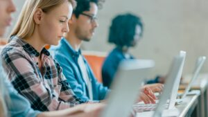 Groupe d'apprenants en bureautique